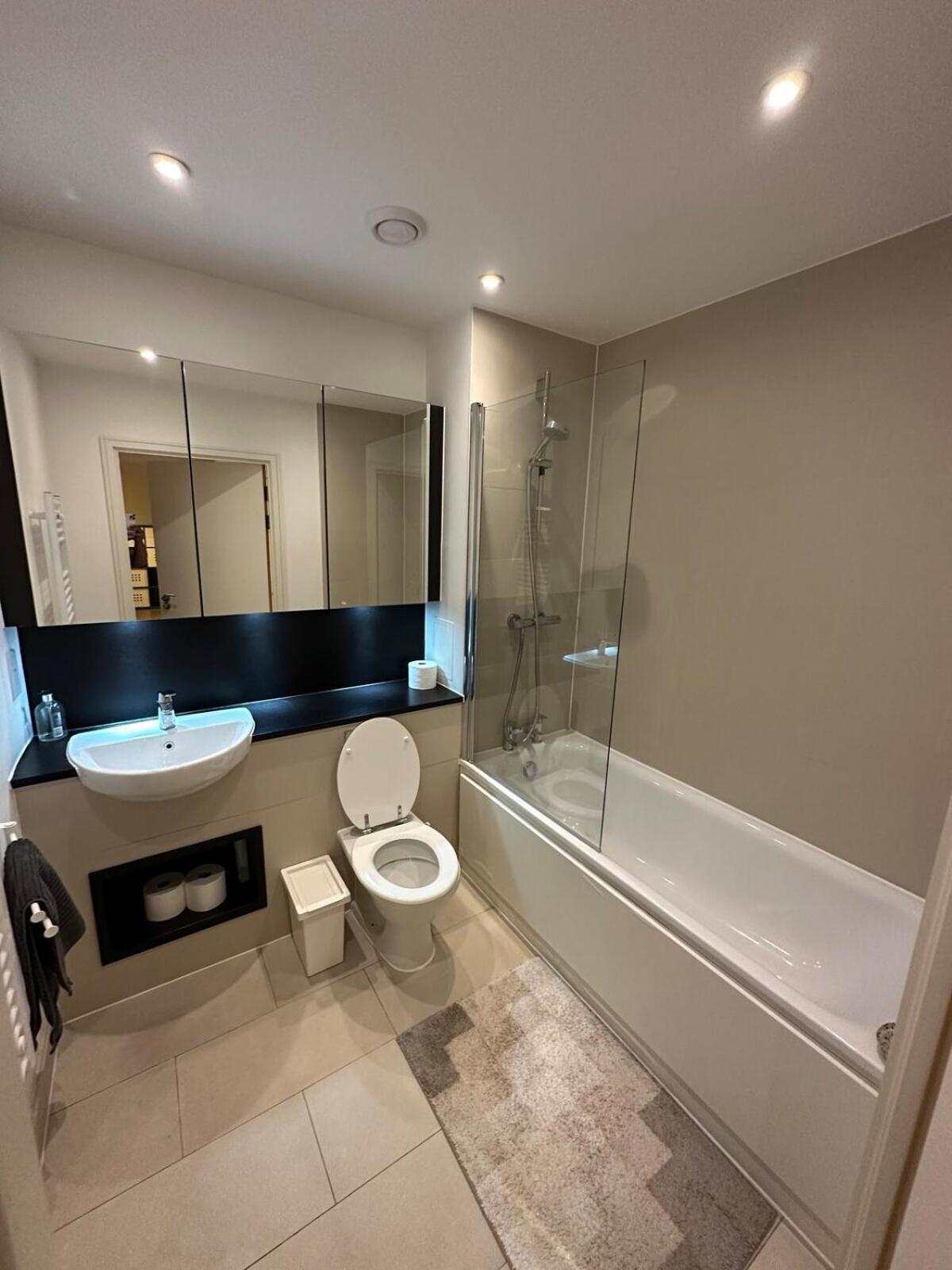 Entire 2 Bedroom Flat Лондон Экстерьер фото