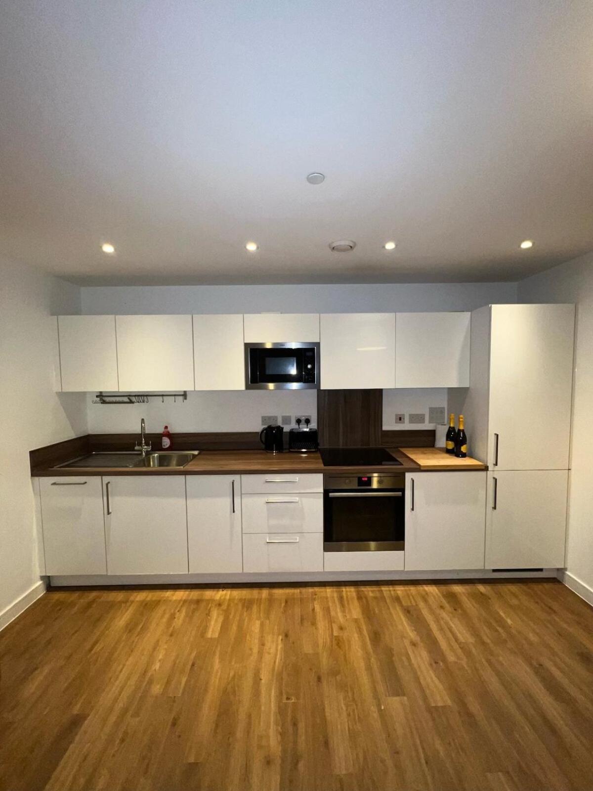 Entire 2 Bedroom Flat Лондон Экстерьер фото